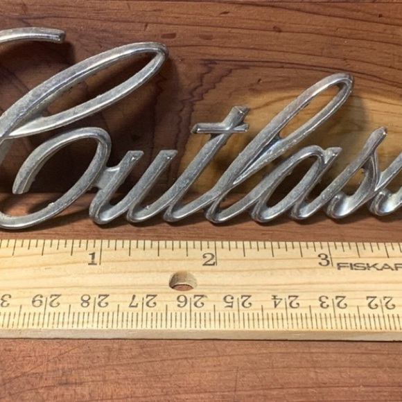 1971 1972 CUTLASS TRUNK SCRIPT EMBLEM OEM GM# 9851757 - Picture 5 of 6